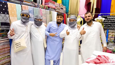 ドバイアラブで民族衣装のカンドゥーラを購入するブリーフ団